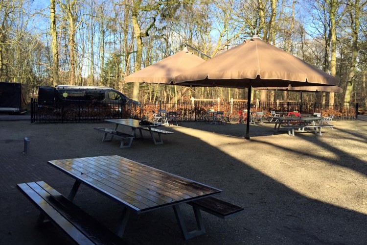 Nieuwe parasols voor Beum in Dorst